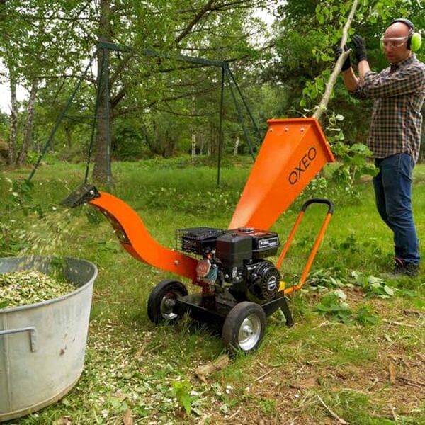 Découvrez les performances exceptionnelles du broyeur thermique 7CV : une puissance inégalée pour un broyage efficace et rapide de vos déchets végétaux.